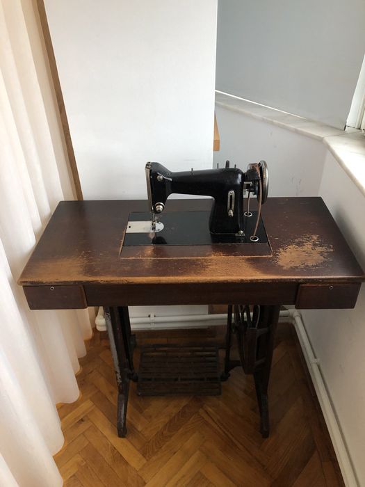 Vând masină de cusut veche, dar funcțională, românească.