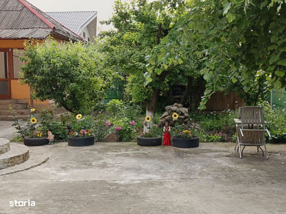 vand casa 2 corpuri-spatioasa pretabil 2 familii