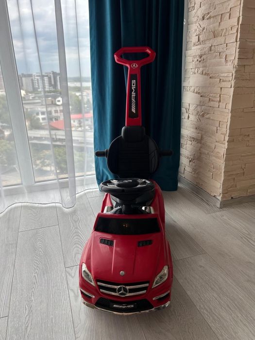 Masinuță/Vehicul fără pedale Mercedes-AMG roșie – cu lumini, sunete și mâner de împins