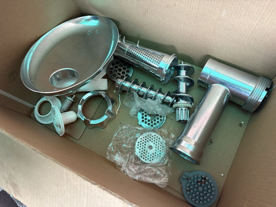 Vand set 4 masini tocat carne carnati 1999 lei noi iasi sau la bucata