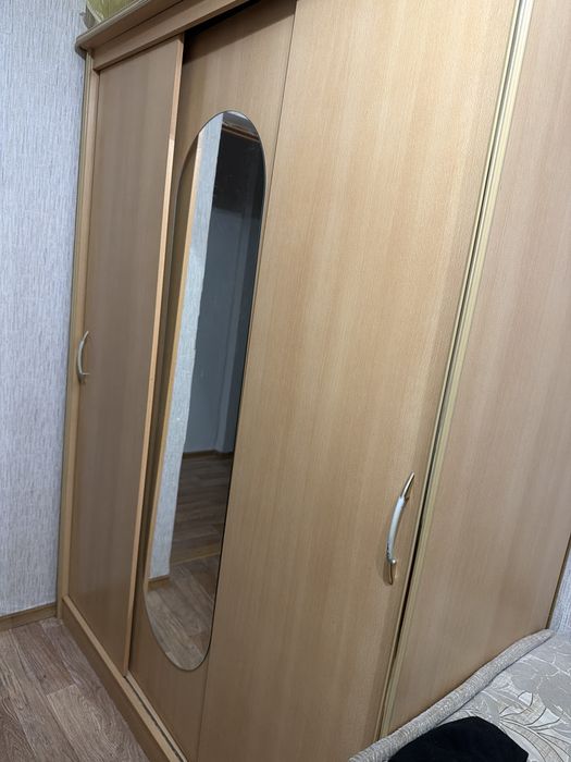 Продам шкаф с зеркалом