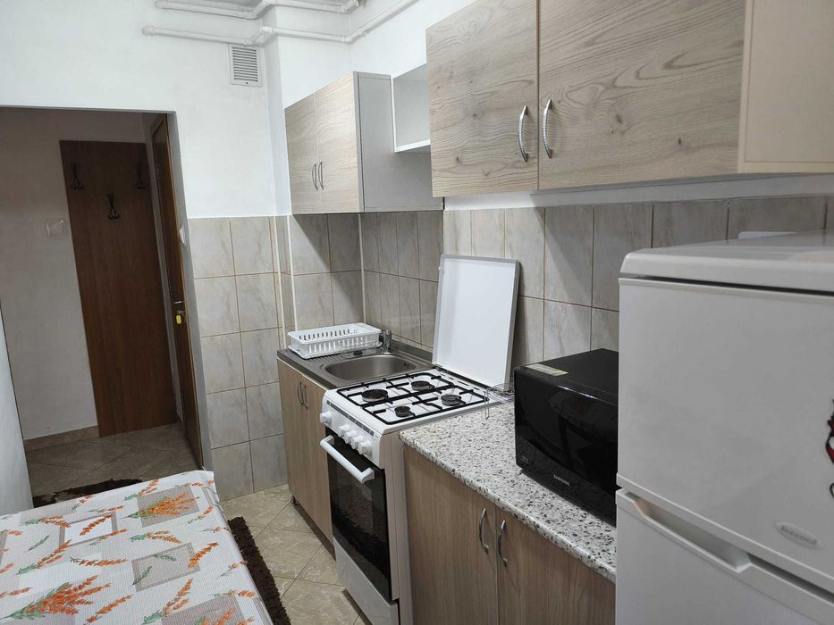 Dau în chirie garsonieră amenajată utilată confort I la parter 4 în bloc de garsoniere în cartierul Dâmbul Pietros.