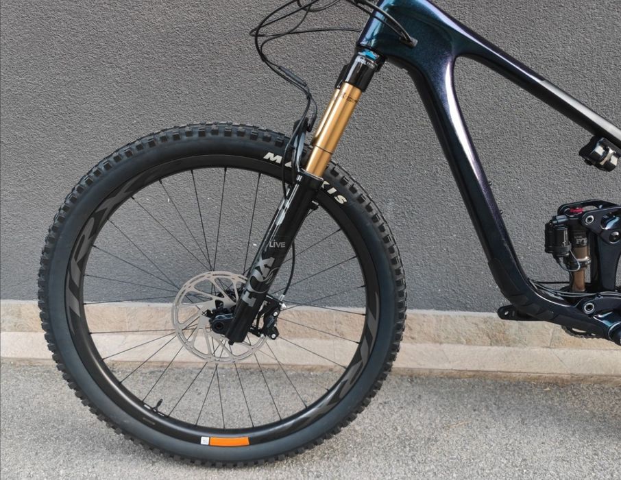 Нов Карбонов Велосипед 29" Giant 1х12 Sram Gx Fox Valve Live Bluetooth