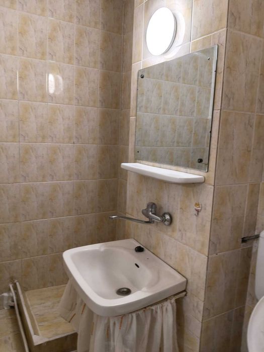 Inchiriez garsonieră luminoasă cu balcon închis pe strada Tineretului – complet utilată – Disponibilă imediat!