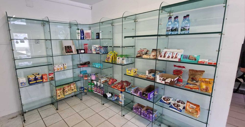 Rafturi din sticla pentru magazin