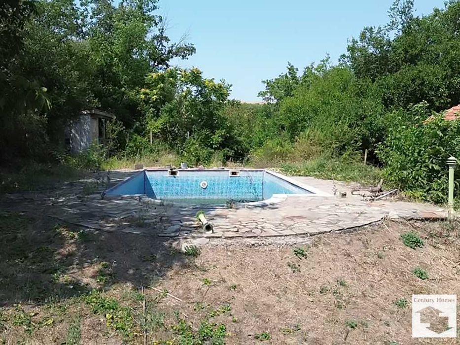 190026 Просторна триетажна къща с голям двор в село Караманово