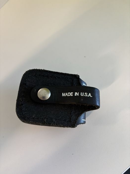 Brichetă Zippo Stüssy „Peace & Prosperity”