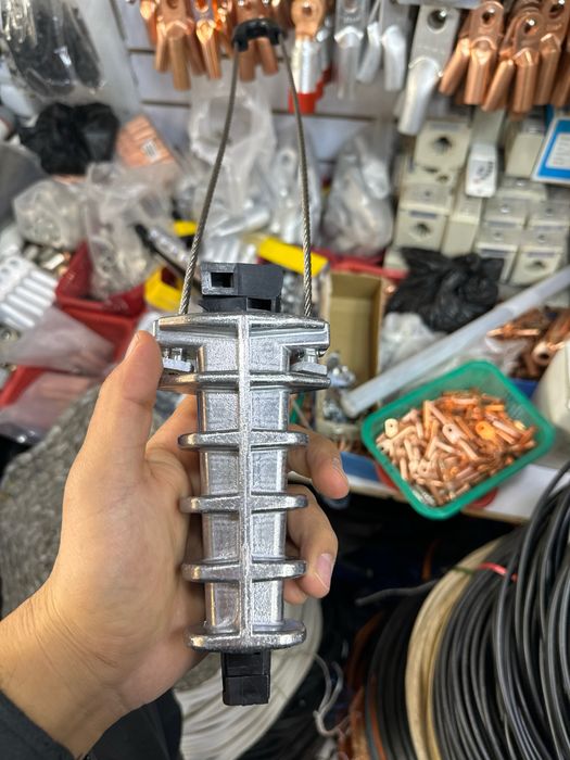 Юбка астына қарап тұрған суреттер