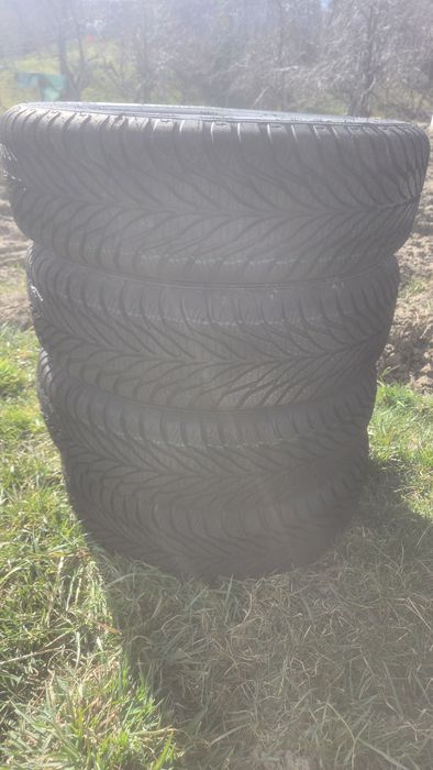 Vând cauciucuri de iarna noi peugeot 207 mărime 185/65 R15