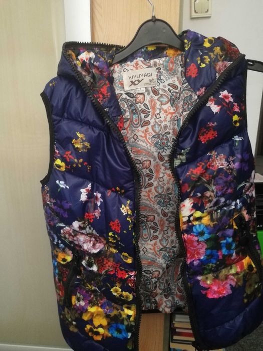 Vestă matlasată, cu glugă, pentru femei