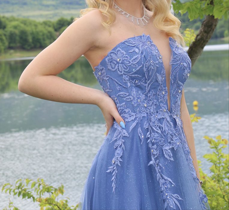 Синя бална рокля