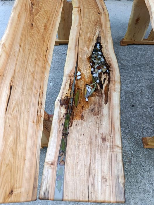 Маса с пейки от дърво и епоксидна смола