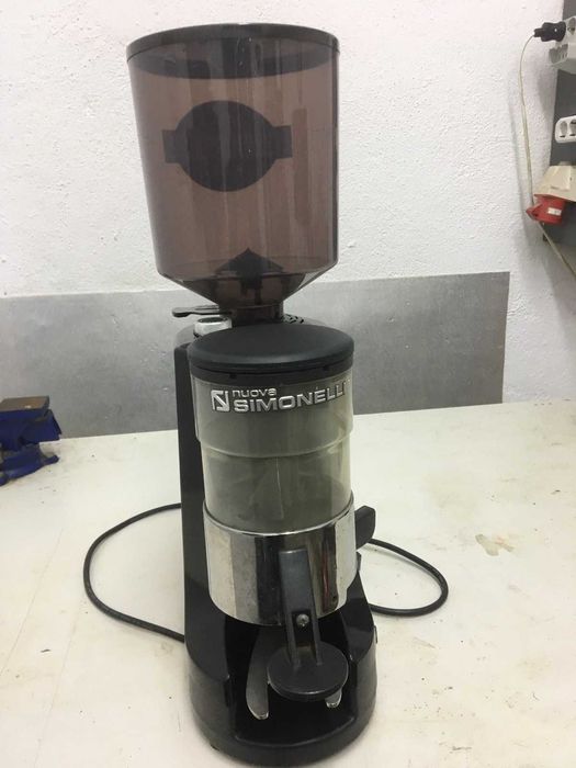 Комплект кафемашина и кафемелачка Nuova Simonelli