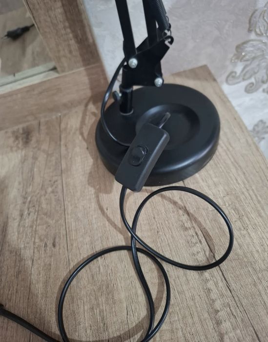 Настольная лампа с регулируемым кронштейном,