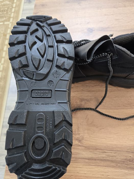 Продам рабочие сефти ботинки.