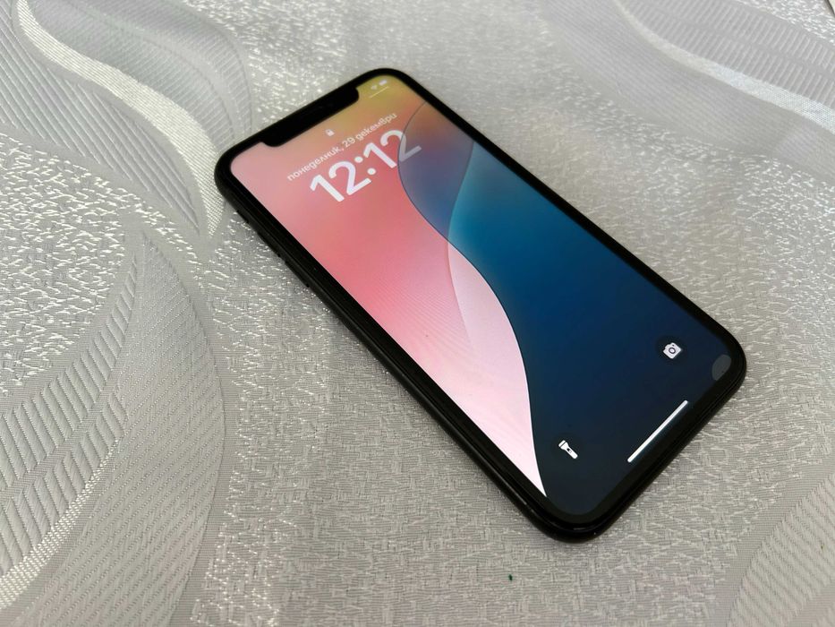 Продавам черен iPhone XR 64 GB