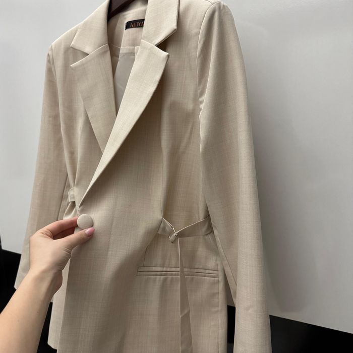 Элегантный бежевый пиджак