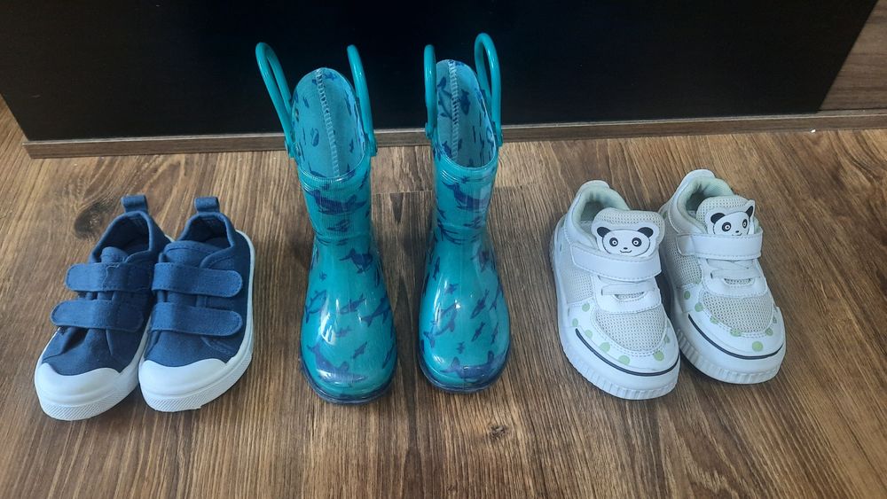 Три чифта детски обувки
