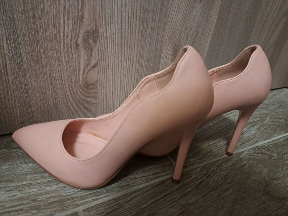 Дамски обувки на висок ток