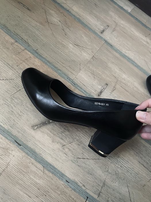 Черни кожени токчета