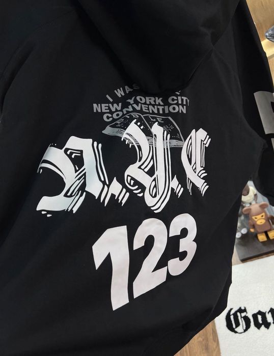 суитчър Rivington Roi Rebis Black Logo