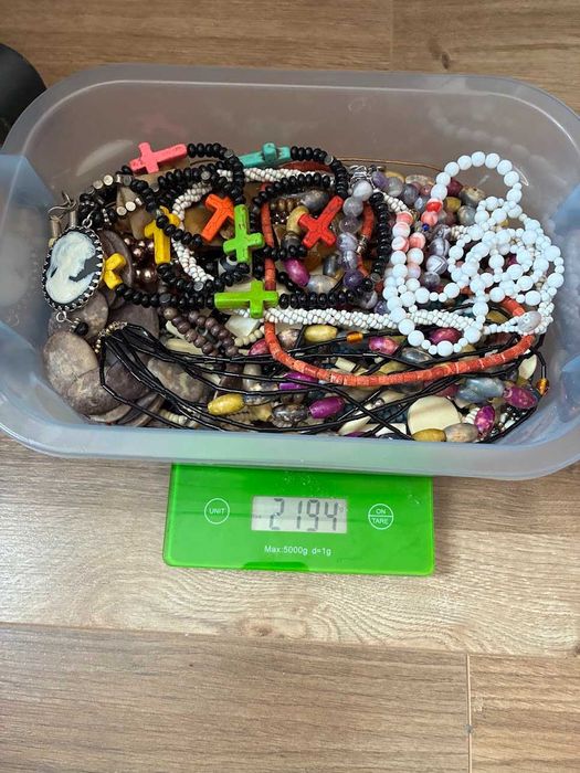 Кутия с бижута, цената е за всички