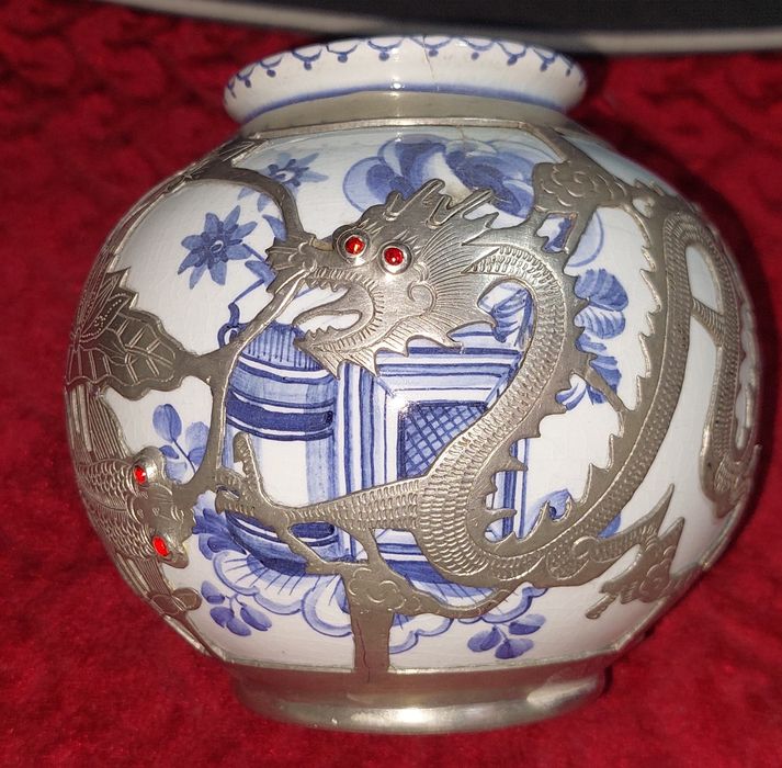 Кувшин Драконы и Рыбы ползающие по кувшину