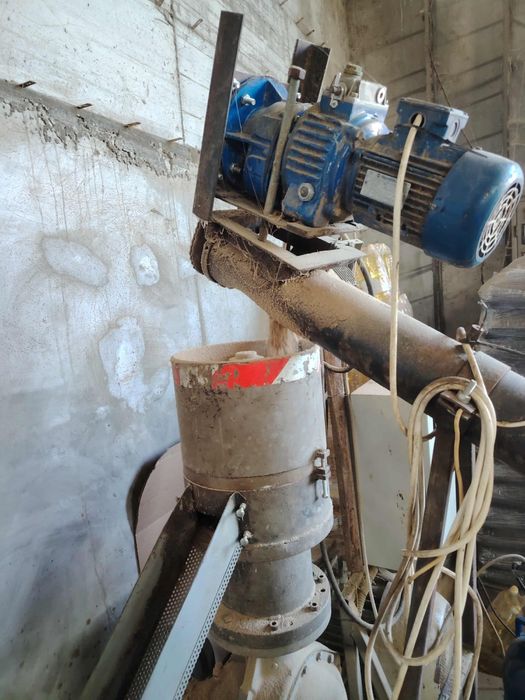 Продавам преса за  пелети с три матрици