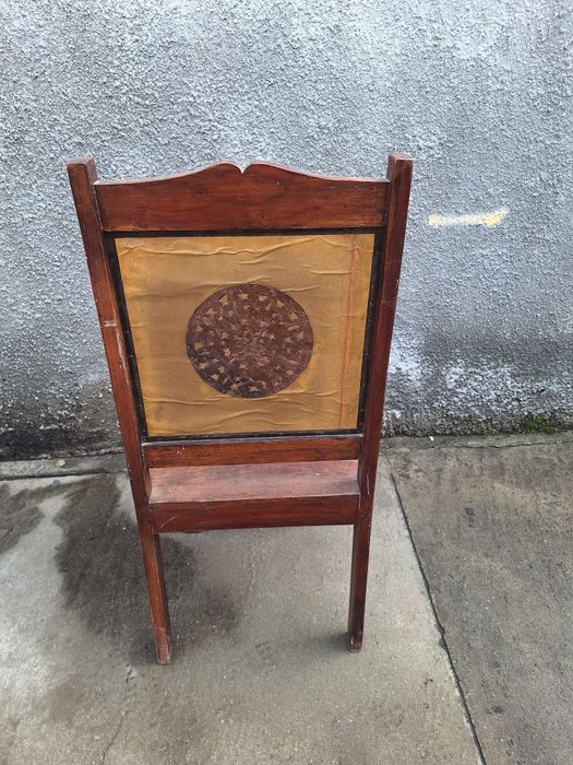 Scaun vechi din lemn masiv