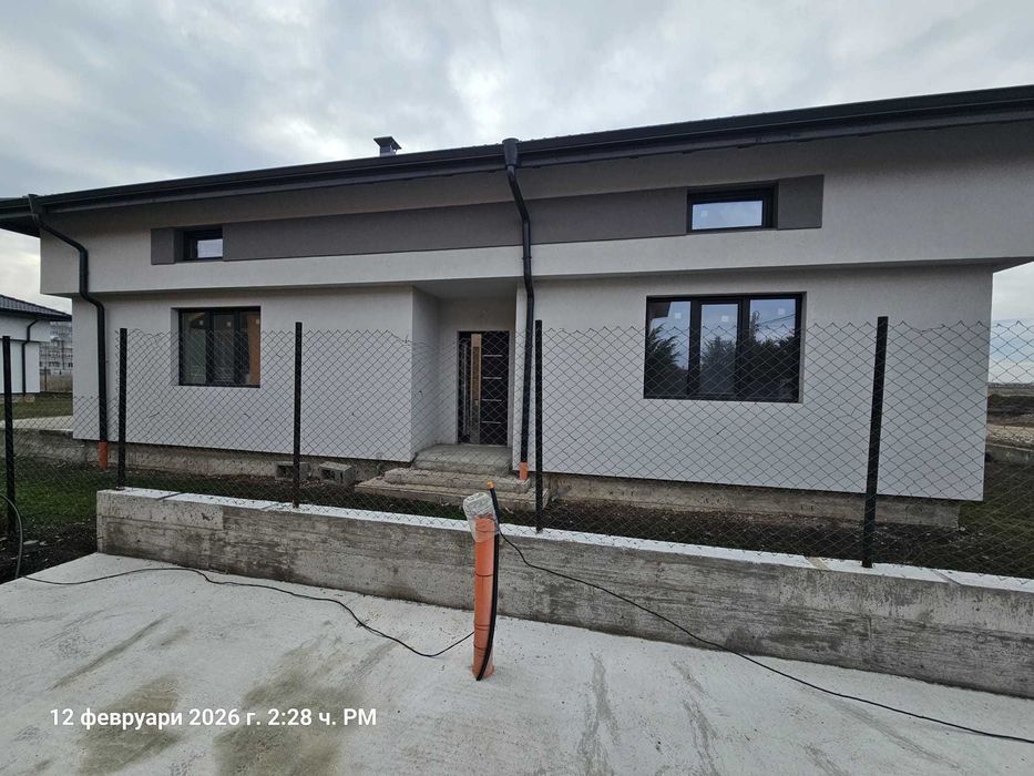 Модерен дом с двор в гр. Костинброд!