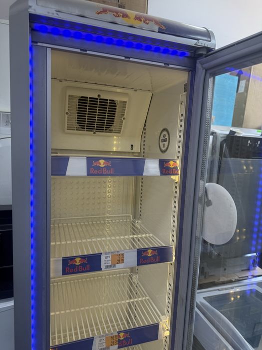 Хладилна витрина Red Bull – вертикален хладилник с LED осветление