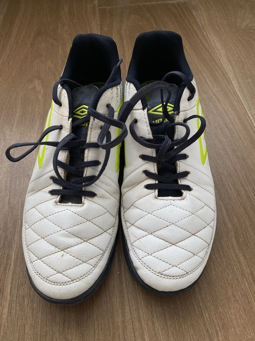 Футболни обувки за зала