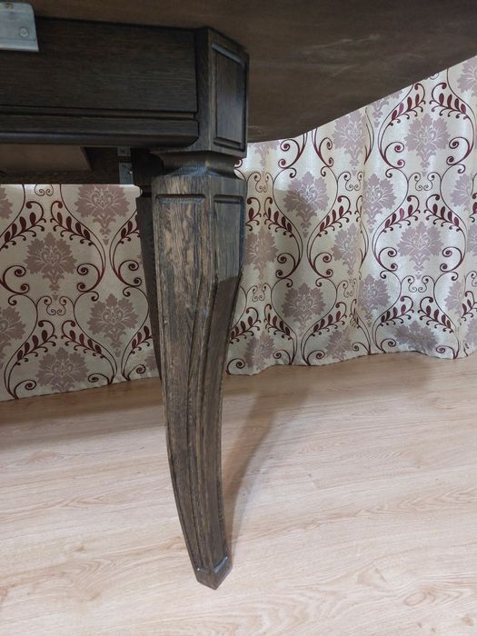 Продам стол дубовый разм. 0.9м*2.0м. Можно со стульями по 5тыс/шт