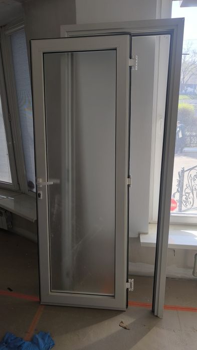 Дверь алюминиевая с рамками