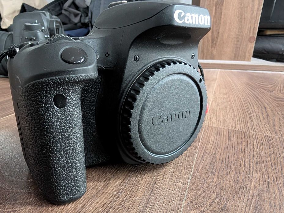 Canon 77D de nou F64 si optional 2 obiective kit