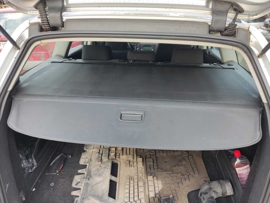 Продавам щора за багажник за Пасат Б6 комби