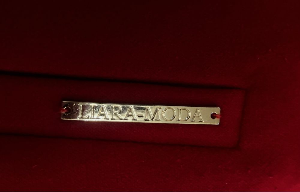 Красное весенее пальто