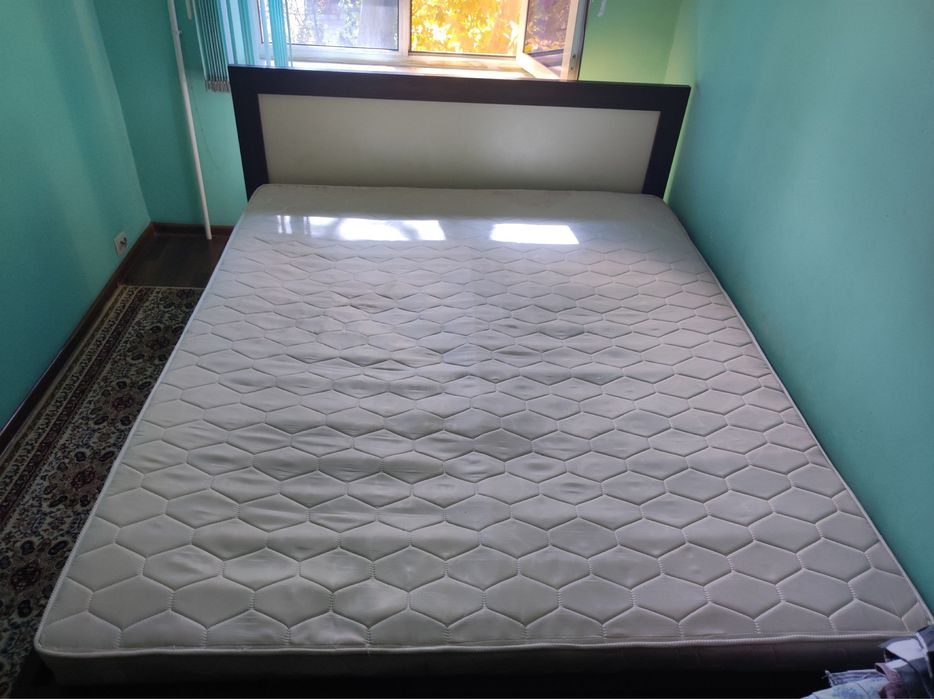 Продается спальный гарнитур