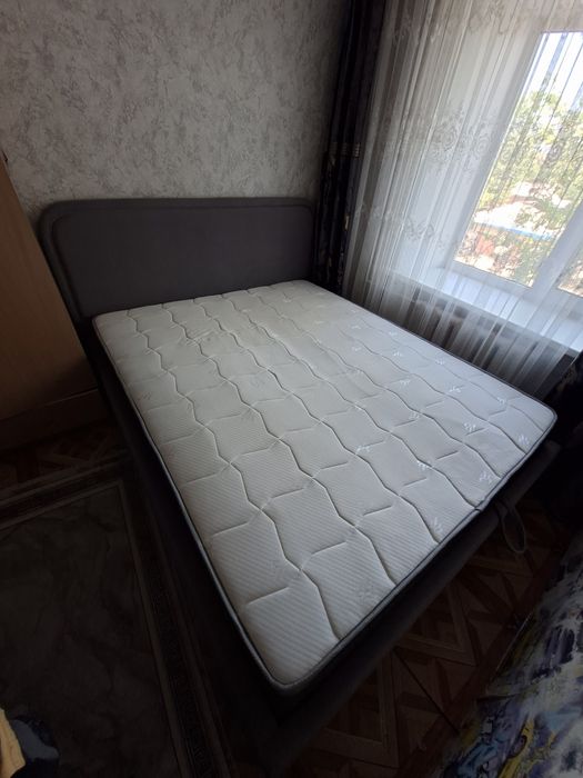 Кровать с матрасом