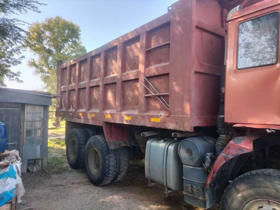 Самосвал хова на полном ходу