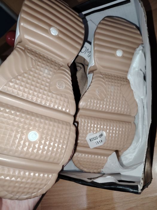 Нови бежови обувки