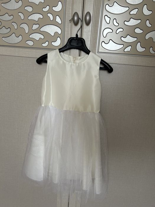 Ақ көйлек сатылады