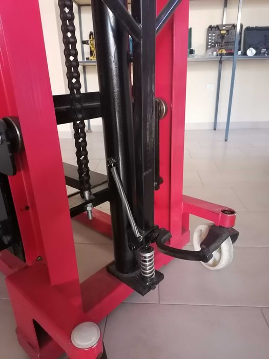 Хидравличен високоповдигач товароподемност до 2 тона и вдига до 175см