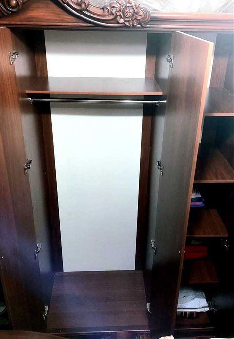 Срочно спальный гарнитур Трюмо Шкаф 2-тумбочка 3та нарса комплектда