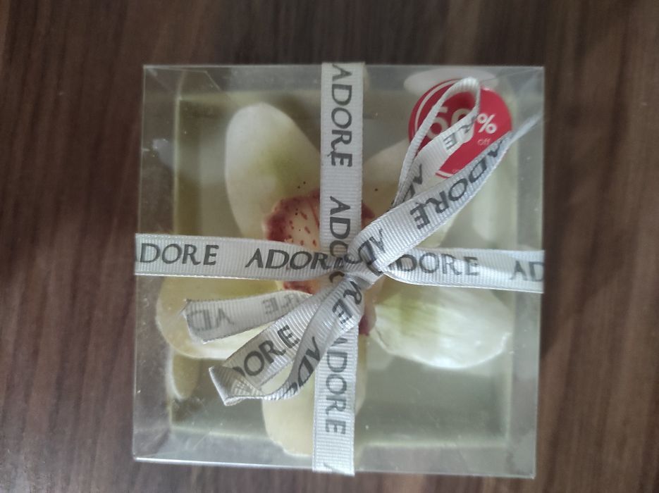 Декоративная свеча в виде орхидеи.