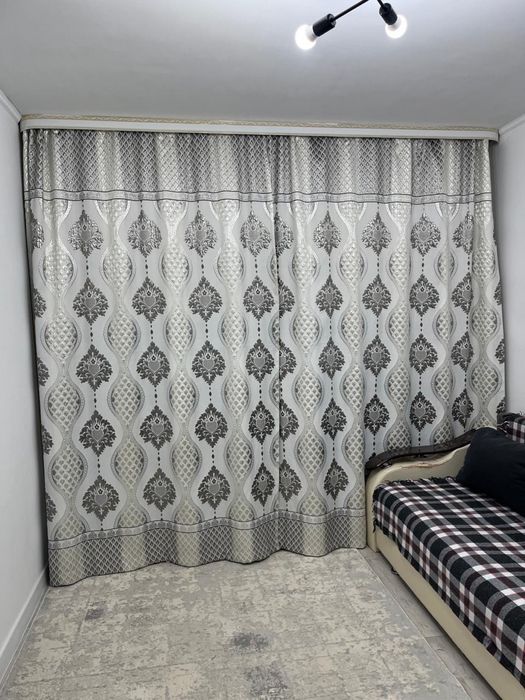 Продам шторы за 9000 тысяч  б/у .