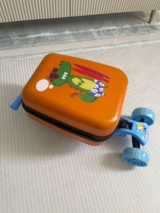 Продам детский чемодан