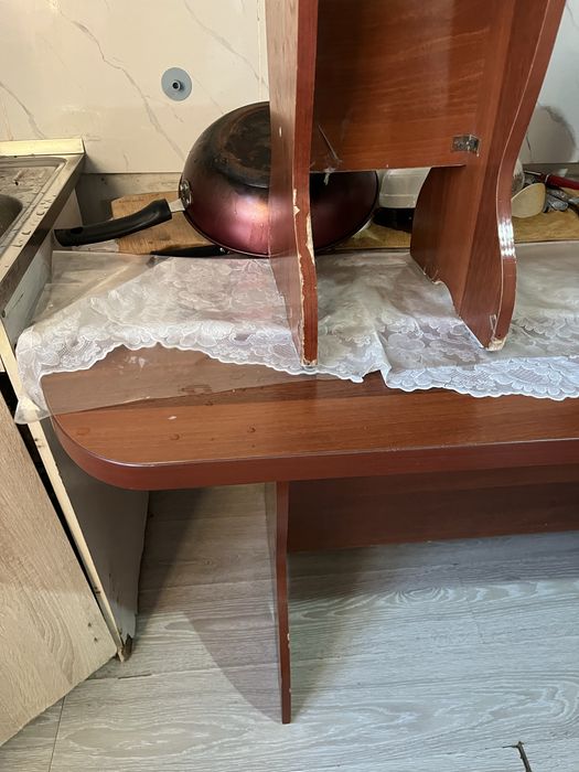 Жақсы стол жанында 4стулясымен