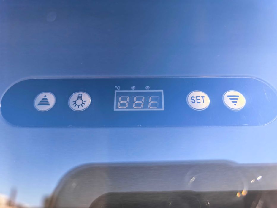 Хладилна витрина вертикална 400 литра, CL-400-2