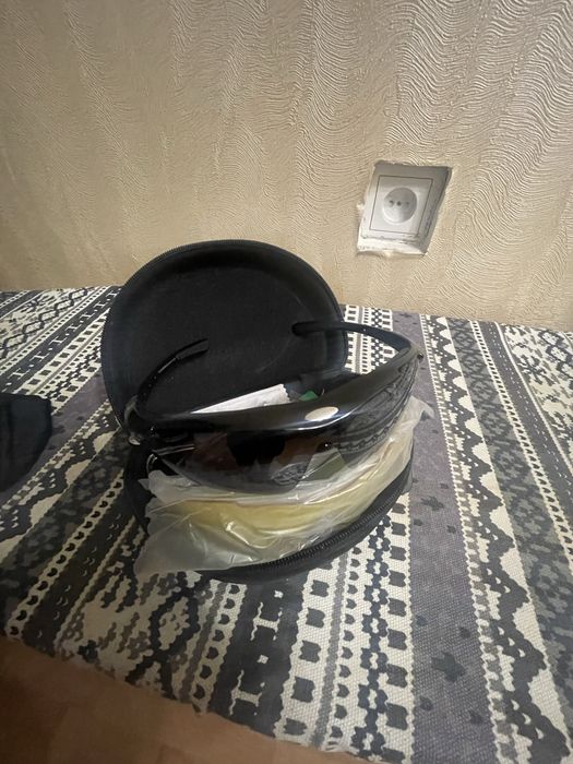 Очки солнцезащитные в футляре